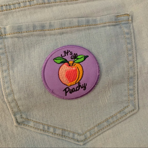 OLD NAVY Boyfriend Stretchy Jean Denim Shorts with Sewn on Its All Peachy Patch - Picture 3 of 3